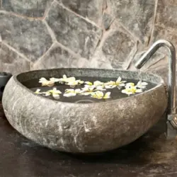 Banyonun içərisində daş lavabo
