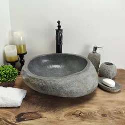 Banyonun içərisində daş lavabo