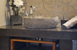 Banyoning ichki qismidagi tosh lavabo