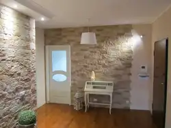 Koridorda daş ilə gips