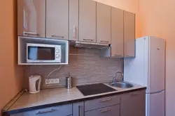 Дизайн маленькой кухни с микроволновкой