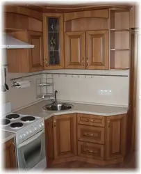 Burchakda lavabo bilan kichik burchakli oshxona dizayni