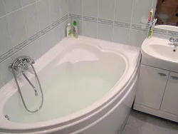 Kiçik bir vanna otağı fotoşəkilində küveti necə quraşdırmaq olar