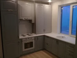 Дизайн кухни хрущевка с нишей под окном