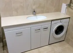 Lavabo və paltaryuyan maşın fotoşəkili olan vanna otağı şkafı