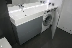 Lavabo va kir yuvish mashinasi fotosurati bilan hammom shkafi