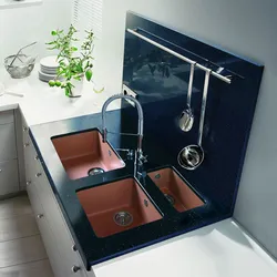 Oshxonaning ichki qismidagi er-xotin lavabo