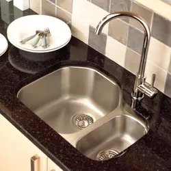 Oshxonaning ichki qismidagi er-xotin lavabo