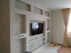 Plasterboard niche for TV in the living room photo