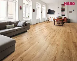 Yashash xonasining ichki qismidagi taxta