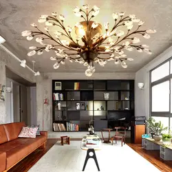 Chandeliers дар меҳмонхона хабарнигори муосир дар корҳои дохилӣ оид ба шиддат