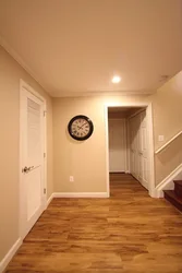 Mənzil koridorunda laminat döşəmə fotoşəkili