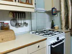 Gaz plitasi bo'lgan oshxona fotosurati