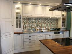 Тарҳи backsplash барои ошхона сафолҳои классикӣ