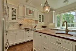 Klassik plitkali oshxona uchun backsplash dizayni