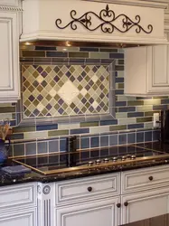 Тарҳи backsplash барои ошхона сафолҳои классикӣ