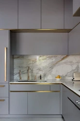 Тарҳи ошхона бо countertops мармар ва splashback