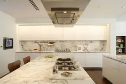 Тарҳи ошхона бо countertops мармар ва splashback