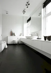 Белая ванна з чорнай падлогай фота