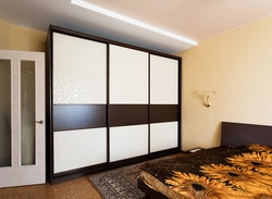 Inexpensive wardrobe in the bedroom photo