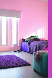 Спалучэнне бэзавага колеру з іншымі кветкамі ў інтэр'еры спальні