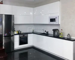 Kitchen with a black apron and countertop in a white interior