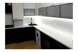 Ошхона бо пешдомани сиёҳ ва countertop дар дохили сафед