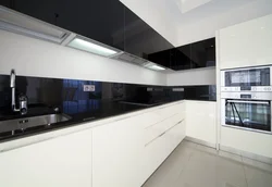 Ошхона бо пешдомани сиёҳ ва countertop дар дохили сафед