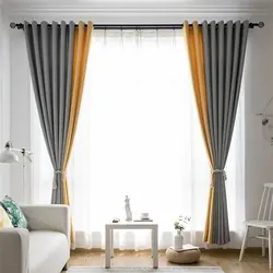 Qonaq otağının daxili hissəsindəki sarı pərdələr boz rəngə qədər