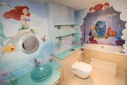 Hamam fotosunda divarlarda şəkillər