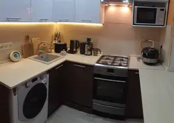 Mətbəx fotoşəkilinin küncündə kvadrat lavabo