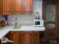 Mətbəx fotoşəkilinin küncündə kvadrat lavabo