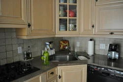 Oshxona fotosuratining burchagida kvadrat lavabo