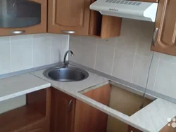 Квадратная мойка в углу кухни фото