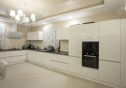 Белая кухня з белымі ручкамі фота