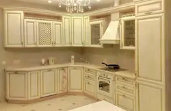 Угловые светлые кухни классика в интерьере