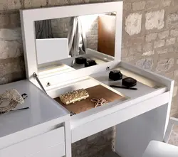 Qonaq otağının daxili fotoşəkilindəki soyunma masası