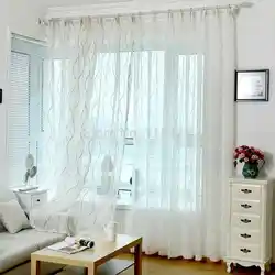 Balkon eshigi bilan yashash xonasi uchun tul dizayni