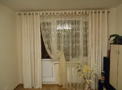 Balkon qapısı olan qonaq otağı üçün tül dizaynı