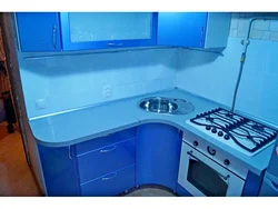 Küncdə lavabo və soyuducu fotoşəkili olan künc mətbəxləri