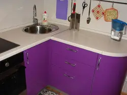Burchakdagi lavabo va muzlatgichli fotosurat bilan burchak oshxonalari