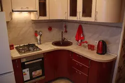 Küncdə Lavabo Və Soyuducu Fotoşəkili Olan Künc Mətbəxləri