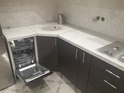 Кутнія кухні з мыйкай у куце і халадзільнікам фота