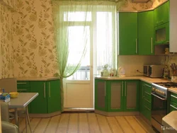 Зеленые обои и шторы на кухне фото