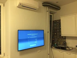 Oshxonada osilgan televizor fotosurati