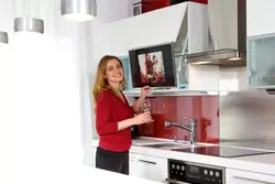 Mətbəxdə Asılmış Televizor Fotoşəkili