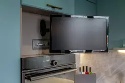 Oshxonada osilgan televizor fotosurati