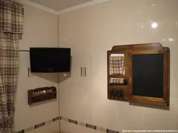 Mətbəxdə asılmış televizor fotoşəkili