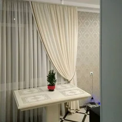 Interyerdə mətbəx fotoşəkili üçün bir pərdə ilə tül