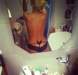 Ванна бөлмесіндегі селфи фотосы